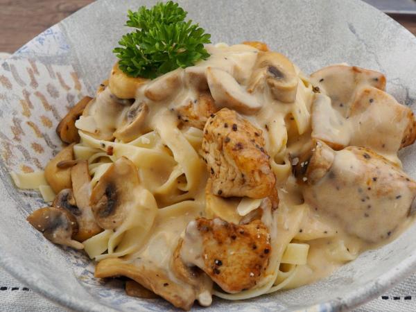 Pasta tartufo met witte saus en kip